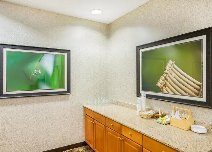 Holiday Inn Express Hotel & Suites Brattleboro By Ihg